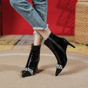 2022 Yeni Bahar Ve Sonbahar kadın ayakkabısı Sivri Burun Yüksek Topuk Kısa Yan Fermuar Patent Deri Martin çizmeler