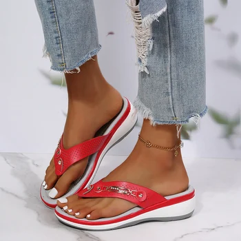 Yeni Bayan Terlik Yaz Moda Metal Düğme Slaytlar Ayakkabı Kama plaj sandaletleri Kadın Dış Platformu Eğlence Flip Flop