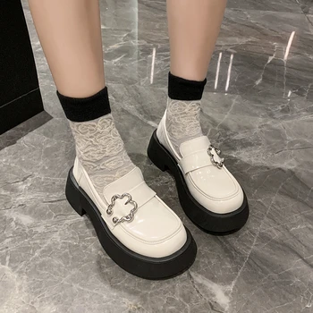 Platform ayakkabılar 2022 Sonbahar Kadın Loafer'lar Patent Deri Siyah Daireler üzerinde Kayma Metal Bayanlar rahat ayakkabılar Bej Zapatos Mujer 4.5 cm