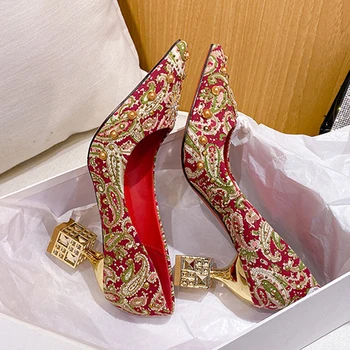 2023 Yeni Bahar Düğün Kadın Pompaları Sivri Burun Blok Yüksek Topuklu Kadın Sandalet Bayanlar Sığ Perçin Mikrofiber Kırmızı Ayakkabı